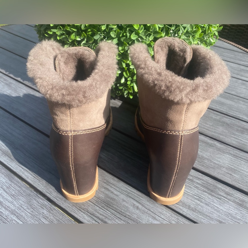 Women’s UGG Alasdair Leather Wedge Ankle Booties - Picture 5 of 8